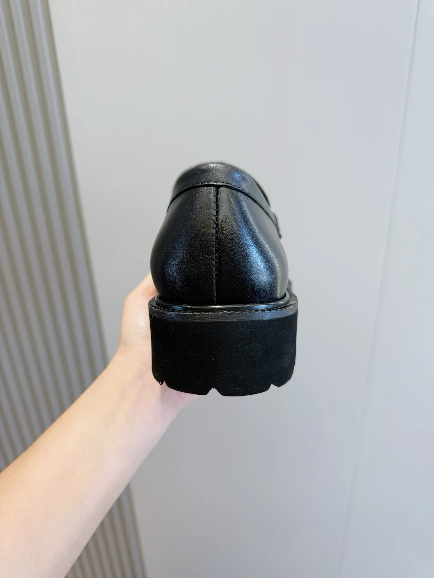 [Ferragamo] Top P: 760💰 Number of yards: 39~44 (38.45. Customized, non-returnable) Ferragamo men's leather derby shoes. The new derby shoes are light in texture and cool in style. They adopt exquisite eyelet uppers and novelly define urban trends. Made of brushed cowhide, it has a plump and rounded toe box and is decorated with delicate wingtip decorative details. Imported cowhide + cowhide lining.